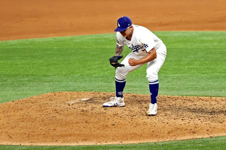 Julio Urías y Víctor González fueron pieza clave para que los Dodgers pudiera superar a Tampa Bay en el sexto partido de la Serie Mundial (Foto: Kevin Jairaj-USA TODAY Sports)