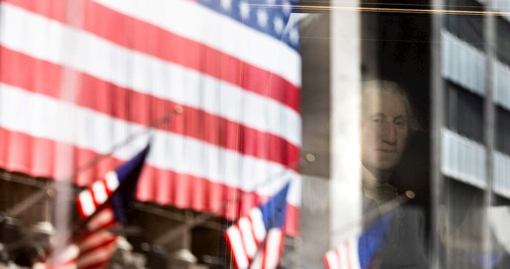 Un retrato del presidente George Washington en Federal Hall con un reflejo de la Bolsa de Valores de Nueva York en Wall Street, Nueva York. Foto: EFE, EPA, Justin Lane.