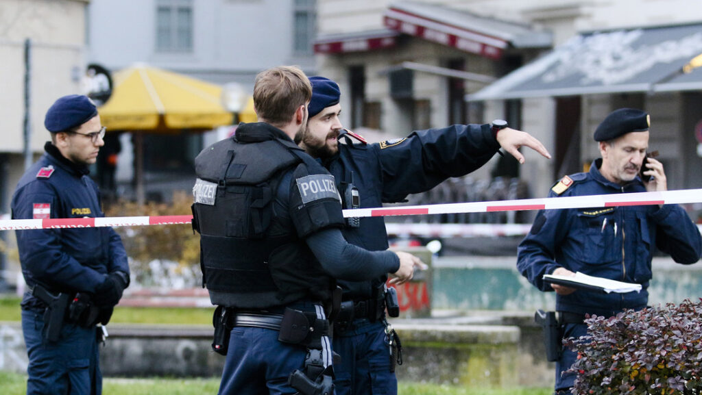 Policías en Viena, Austria, el 3 de noviembre de 2020 Ronald Zak / AP