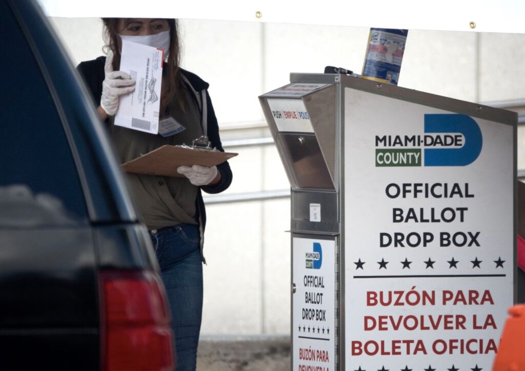 Buzón para depositar el voto por correo en Miami.CRISTOBAL HERRERA-ULASHKEVICH / EFE