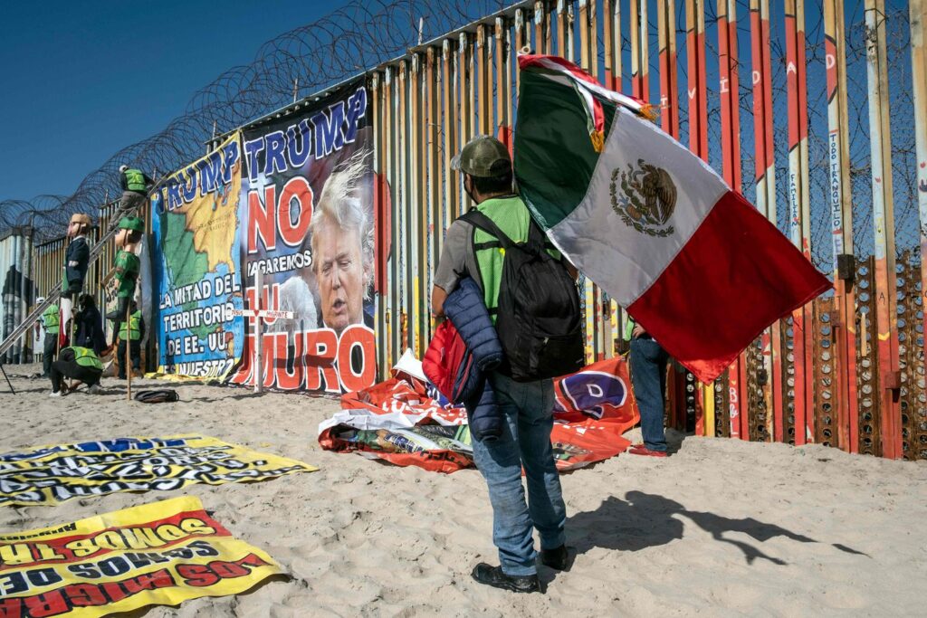 Una protesta en contra de Donald Trump en el muro fronterizo de Tijuana, Baja California.GUILLERMO ARIAS / AFP