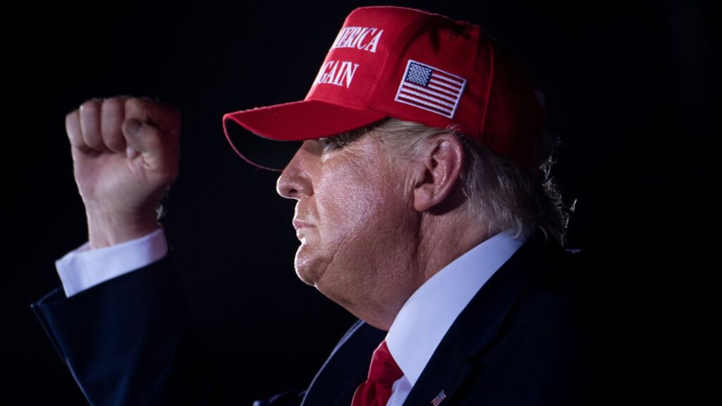 El presidente de los Estados Unidos, Donald Trump, durante el mitin en Opa Locka (Florida), el lunes. En vídeo, perfil del presidente Donald Trump.FOTO: AFP VÍDEO: REUTERS-QUALITY