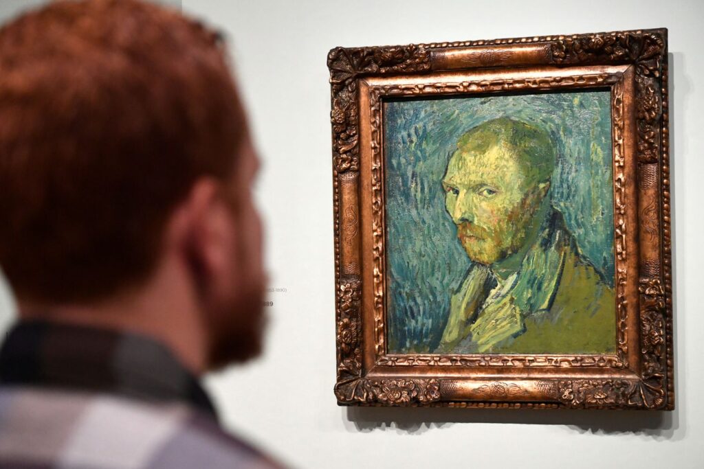 Un visitante observa un autorretrato de Van Gogh en el museo del artista en Ámsterdam, el 20 de enero de este año.PIROSCHKA VAN DE WOUW / REUTERS