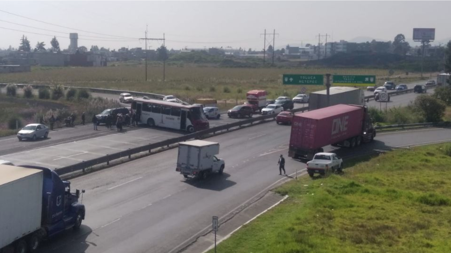 Manifestantes Bloquean Ambos Sentidos De La Autopista Toluca