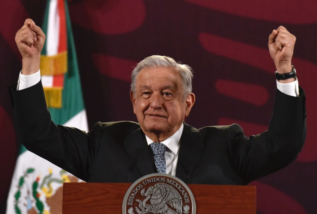 AMLO en una mañanera desde Palacio Nacional