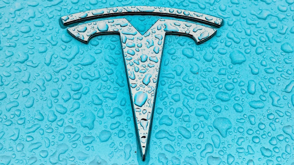 Logo Tesla con lluvia