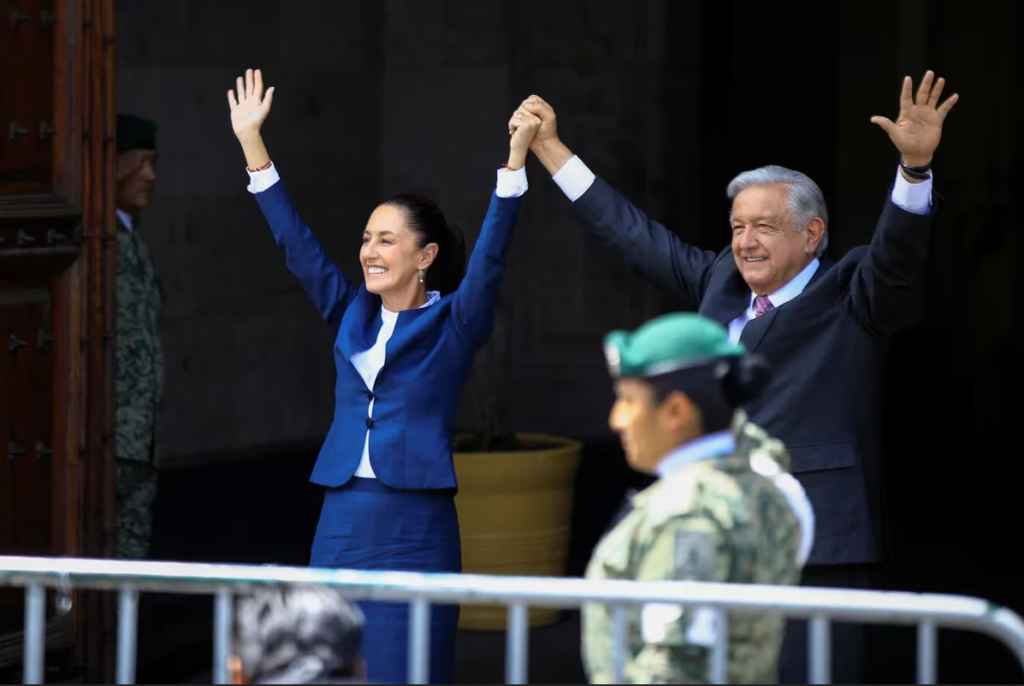 AMLO recibe a Sheinbaum en Palacio Nacional