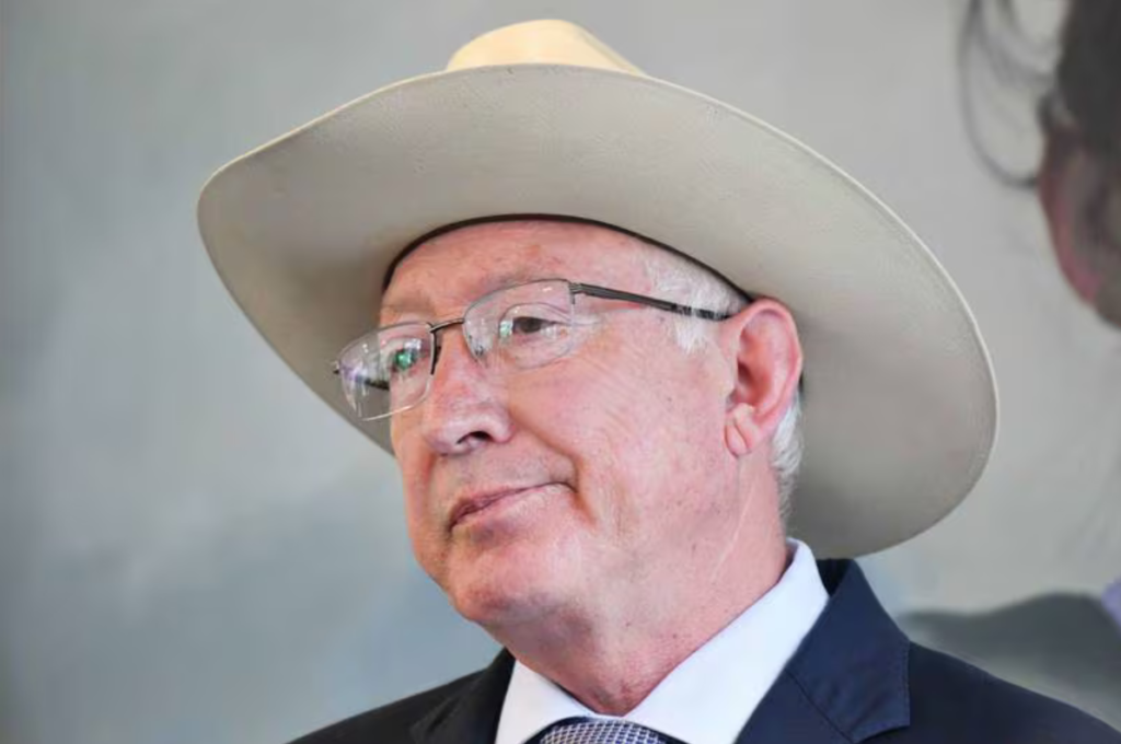 Ken Salazar, embajador de EUA