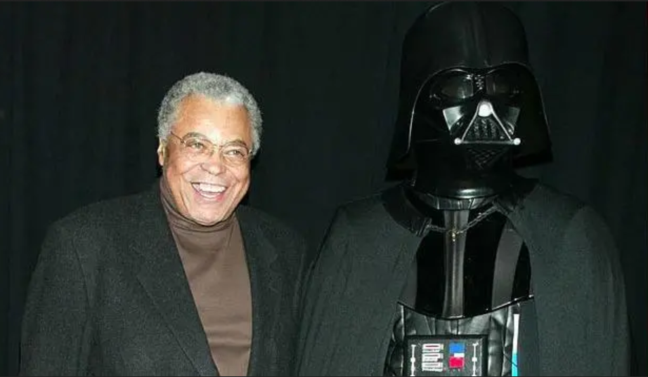 Jones junto al personaje de Darth Vader.
Getty Images