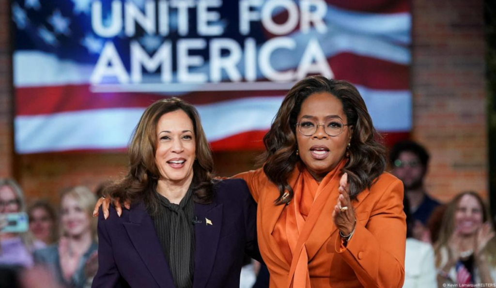 Kamala Harris y Oprah Winfrey, en Detroit.
Imagen: Kevin LamarqueREUTERS