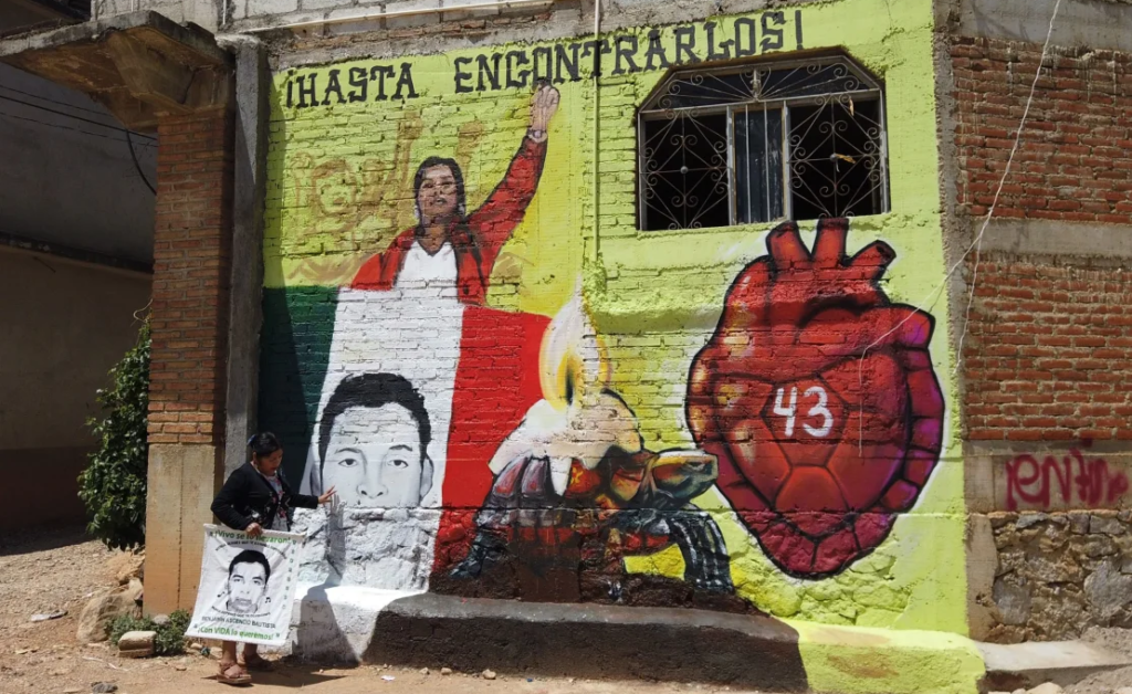  En una de las paredes de la casa de Cristina Bautista, un mural muestra el rostro de su hijo Benjamín Ascencio Bautista y también a ella en su búsqueda incesante.
Foto: Uriel Blanco/CNN en Español 