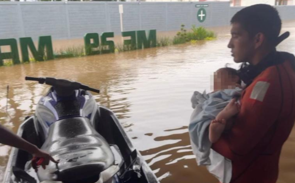 Personal de la Marina ayuda a los afectados en Acapulco. Cortesía Semar