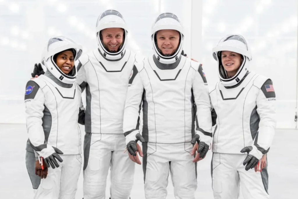 La tripulación original de la misión Crew-9 de SpaceX de la NASA, que incluye (de izquierda a derecha) a Stephanie Wilson, Nick Hague, Aleksandr Gorbunov de Roscosmos y Zena Cardman, posa para una foto grupal con sus trajes de vuelo en las nuevas instalaciones de reacondicionamiento Dragon de SpaceX en el Centro Espacial Kennedy en Florida. Cardman y Wilson perdieron sus lugares en la misión para dejar lugar a Suni Williams y Butch Wilmore. Crédito: SpaceX/NASA.