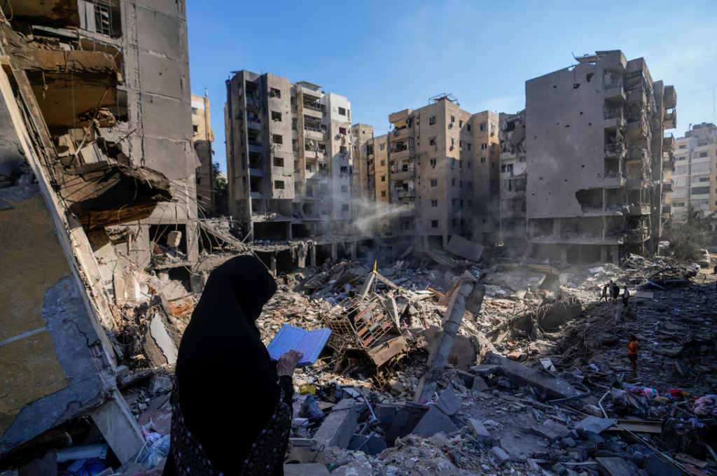 Israel vs. Líbano Una mujer lee el Corán en el lugar donde fue asesinado el líder de Hezbollah, Hassan Nasrallah, el domingo 29 de septiembre. (Hassan Ammar/AP)