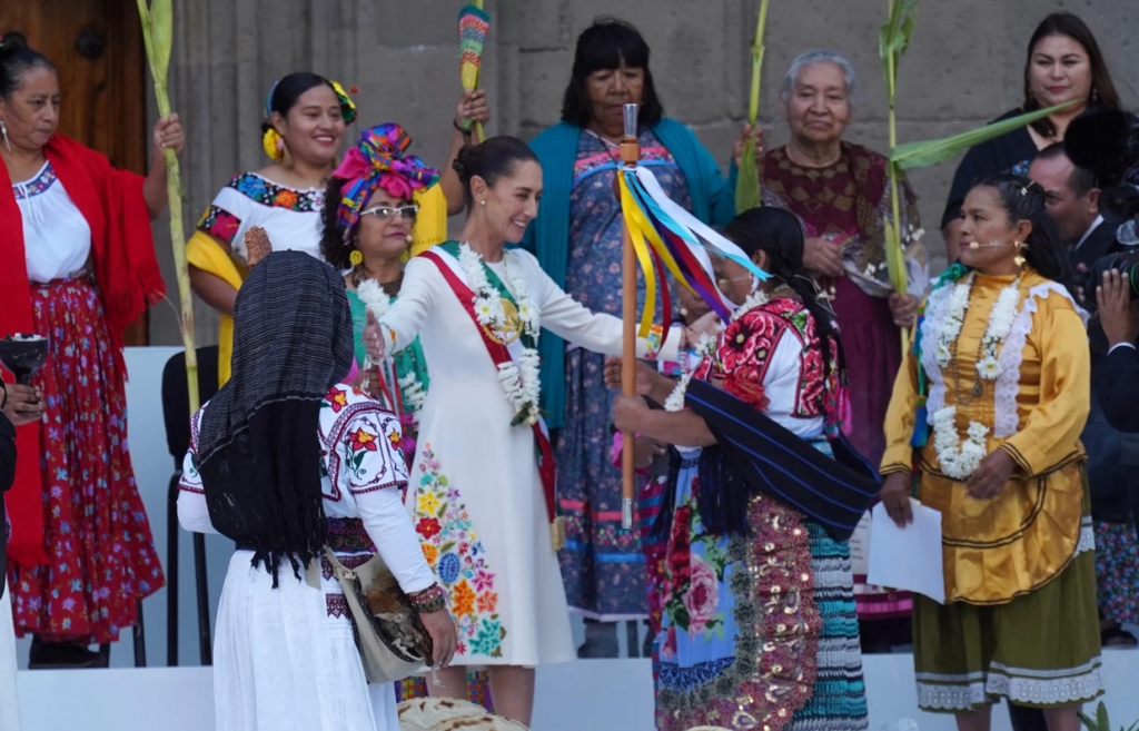 Claudia Sheinbaum al recibir el bastón de mando