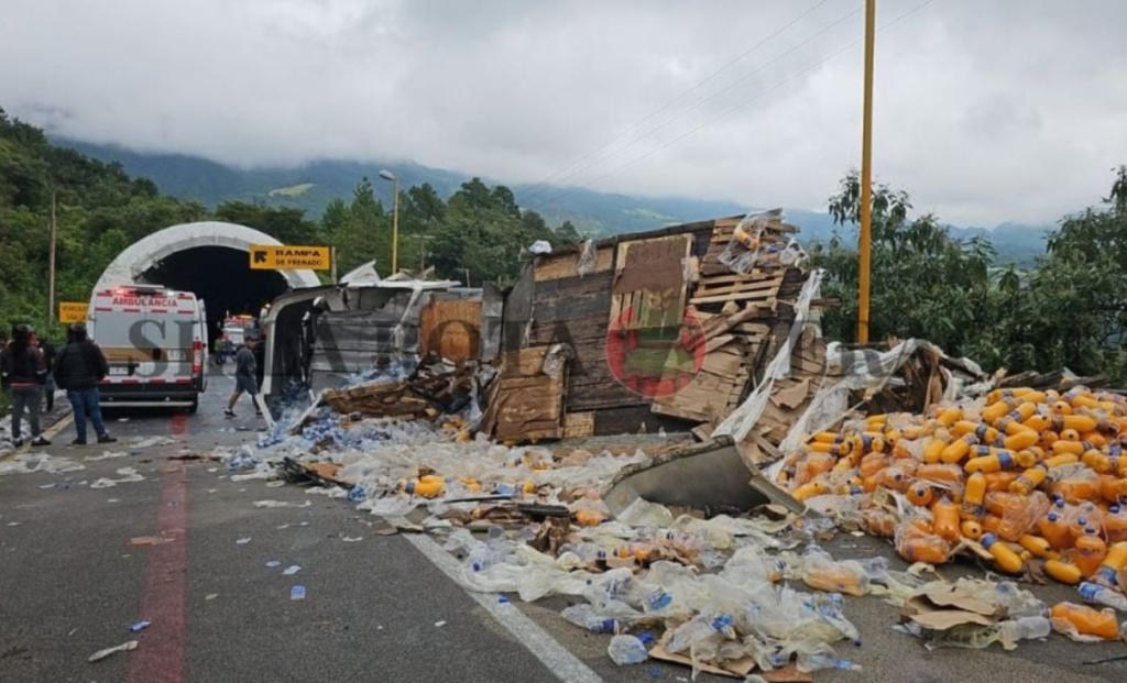 Vuelca trailer en Cumbres de Maltrata