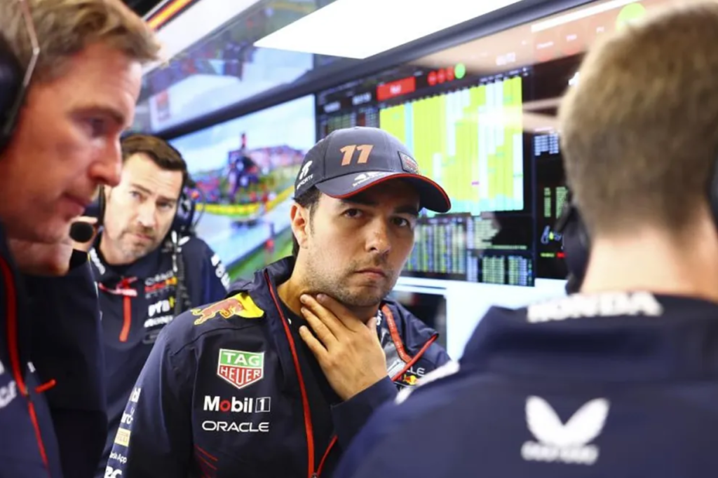 Checo Pérez con su escuderíaRED BULL