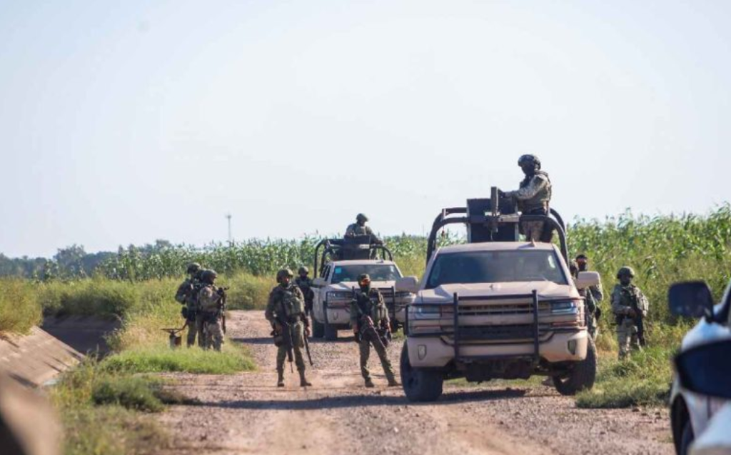 La violencia en Sinaloa no se detiene, esta imagen muestra a elementos del Ejército custodiando caminos rurales en Navolato, donde se registraron hechos violentos | Foto: Cuartoscuro