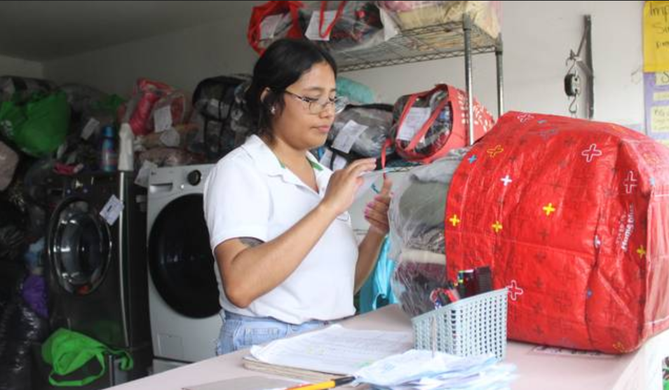 Nayeli estudia la Licenciatura en Educación y debe trabajar en una lavandería de San Manuel. Foto: Bibiana Díaz / El Sol de Puebla 