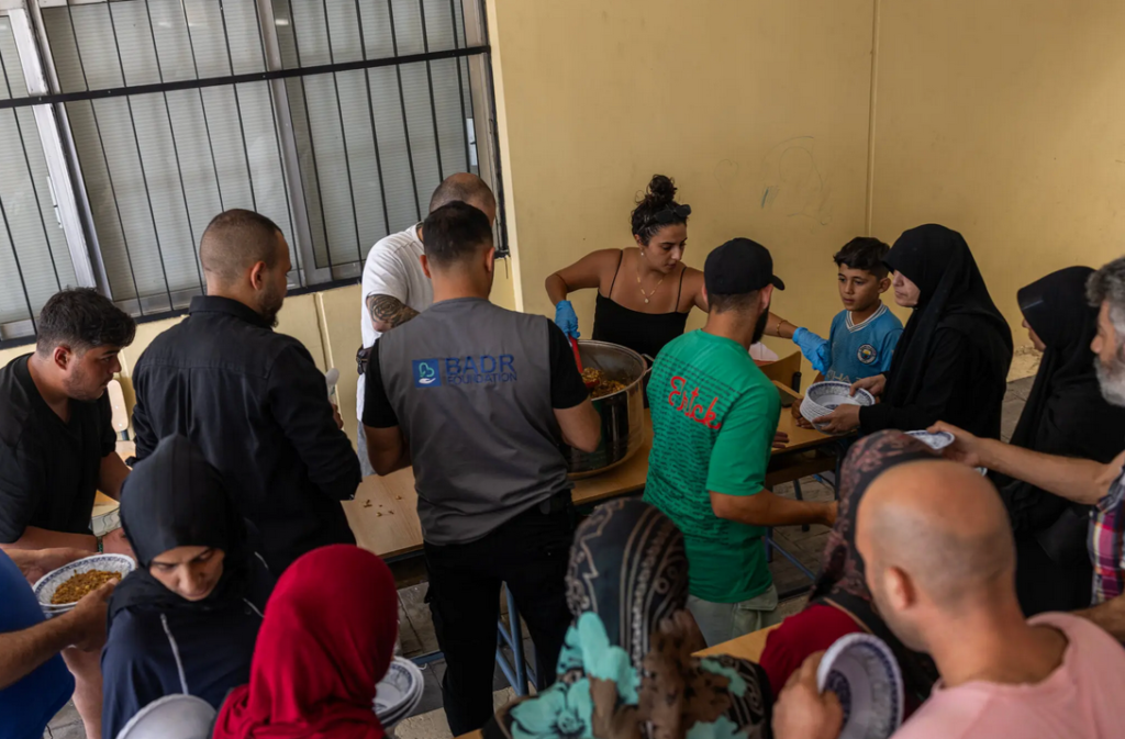 Entrega de comidas a refugiados