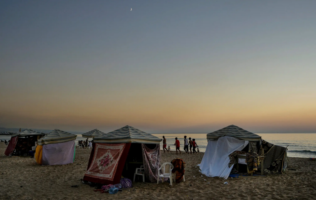 Tiendas de campaña instaladas en una playa como refugios 