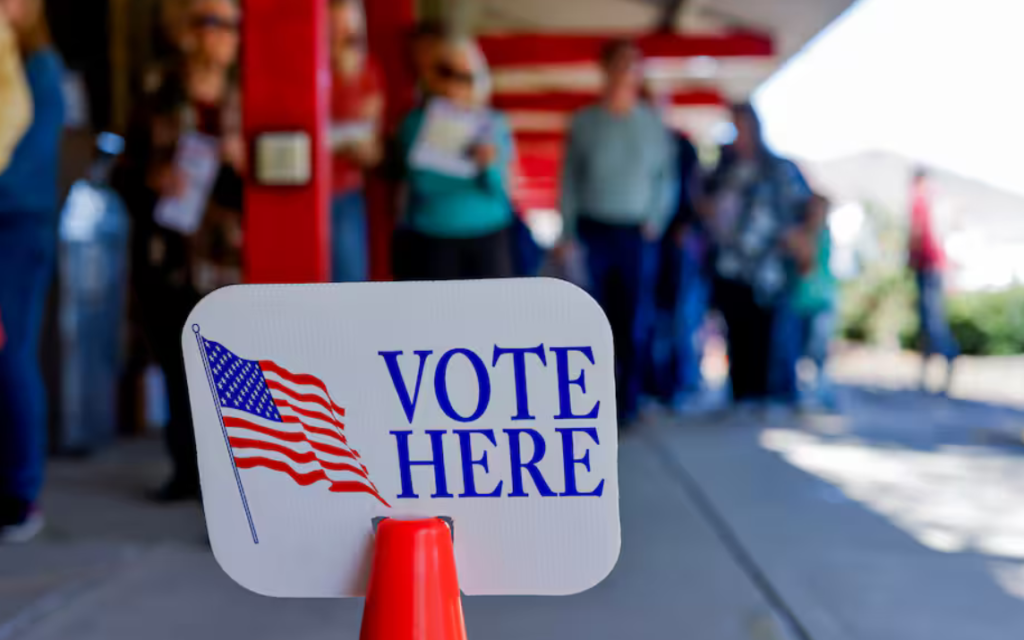 votantes esperan para emitir su voto