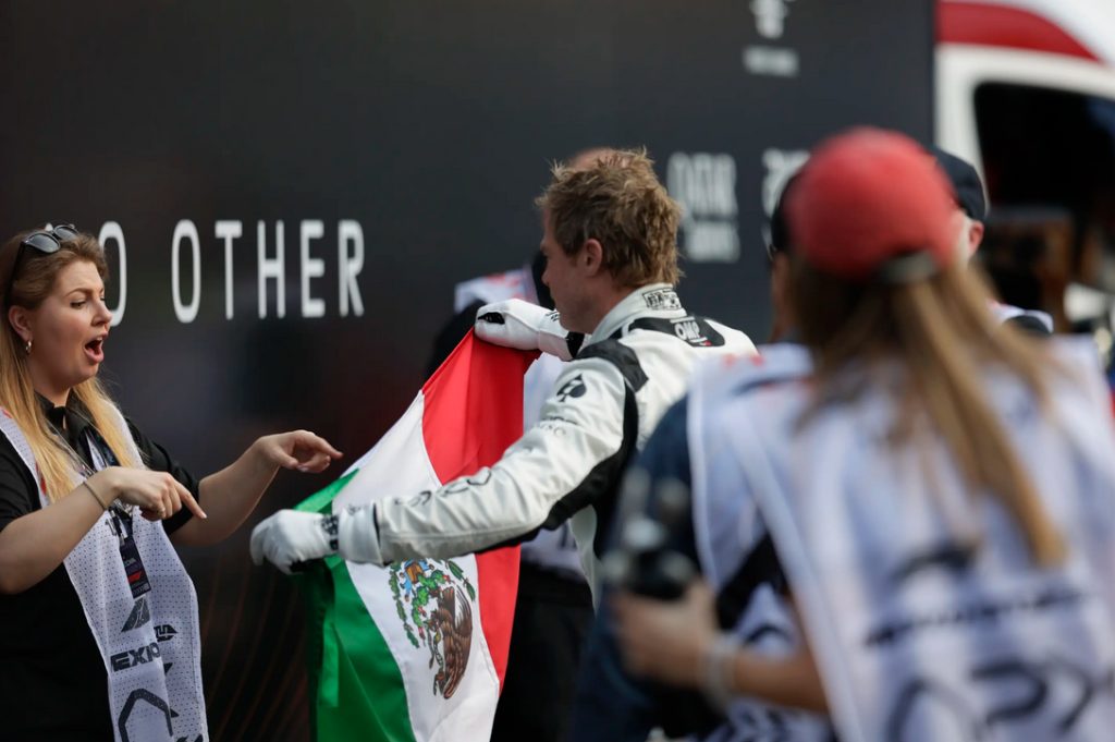 Brad Pitt con la bandera de México