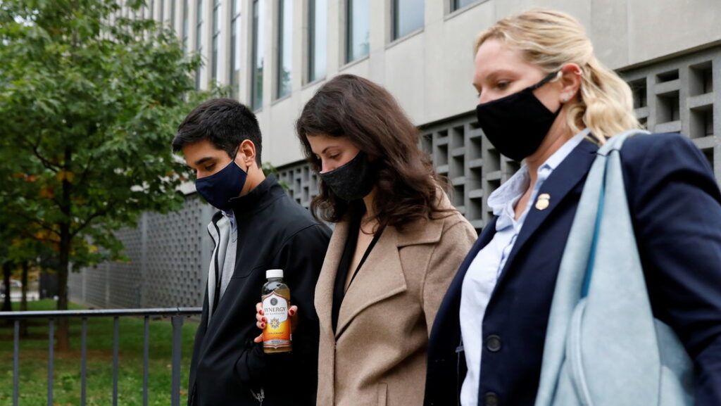 Una mujer que testificó como Jane Doe-12 sale tras la audiencia de sentencia en el caso de Keith Raniere del Tribunal Federal de Brooklyn en Nueva York, EE.UU., el 27 de octubre de 2020. Brendan McDermid / Reuters