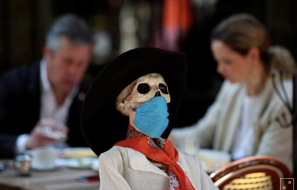 Imagen de un esqueleto sentado en una mesa dentro de un restaurante, para mantener las medidas de distanciamiento social antes de la tradicional celebración del Día de Muertos en México, mientras continúa la propagación del coronavirus en la capital del país. 27 de octubre de 2020. REUTERS / Carlos Jasso