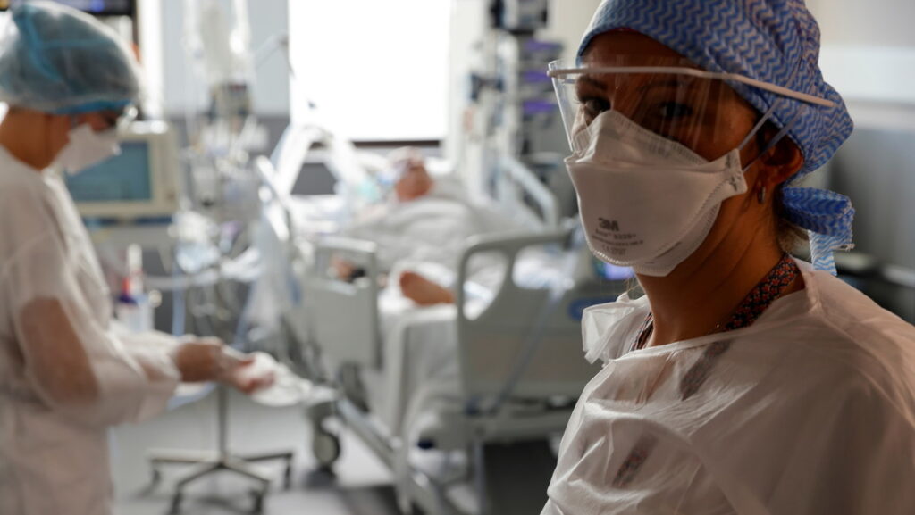 Unidad de cuidados intensivos de un hospital de Roubaix, Francia, el 6 de noviembre de 2020. Pascal Rossignol / Reuters