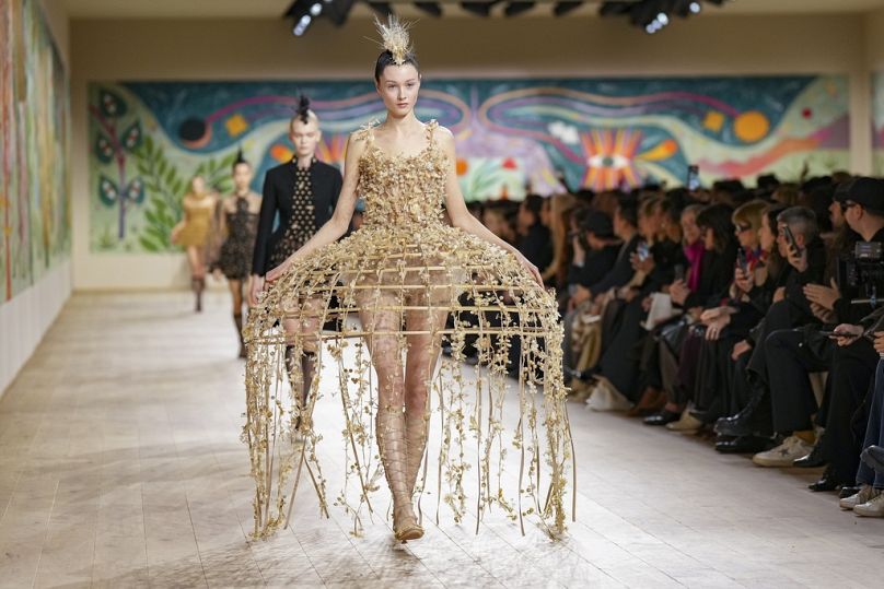 Una modelo luce una creación de la colección de Alta Costura Primavera Verano 2025 de Christian Dior