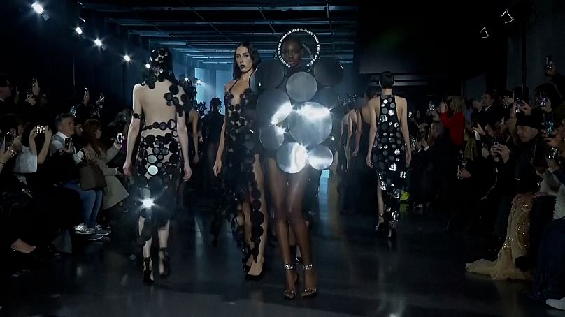 Las modelos muestran la alta costura de inspiración cósmica de Rahul Mishra en la Semana de la Moda de París.