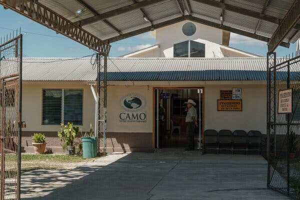 Una clínica en Corquín, Honduras, con un logotipo que dice CAMO en la fachada del edificio.