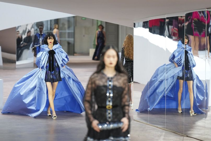 Una modelo luce una creación de la colección Chanel Alta Costura Primavera Verano 2025, presentada en París, el 28 de enero de 2025.