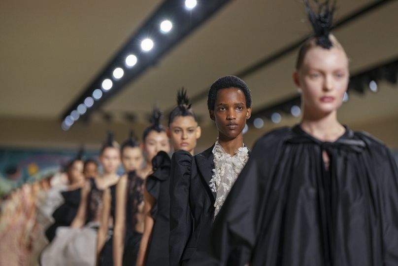 Las modelos lucen creaciones de la colección de Alta Costura Primavera Verano 2025 de Christian Dior, presentada en París, el 27 de enero de 2025.