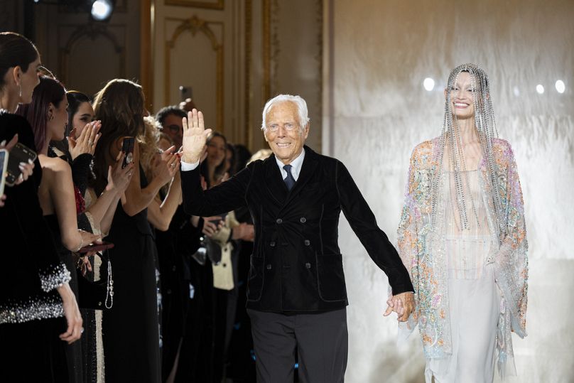 Giorgio Armani acepta los aplausos al final de la colección Giorgio Armani Privé Haute Couture Primavera Verano 2025 en París.
