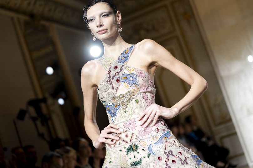 Una modelo luce una creación de la colección Giorgio Armani Prive Haute Couture Primavera Verano 2025