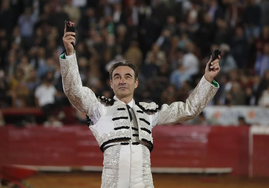 Enrique Ponce se despide de los ruedos por la puerta grande de La ...