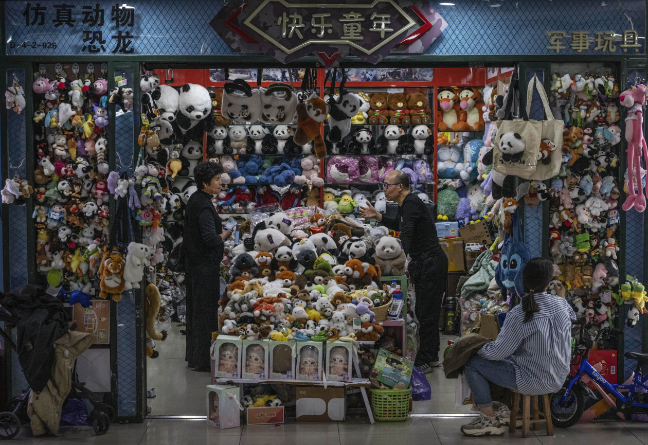 Una tienda de juguetes en Pekín, llena de animales de peluche.