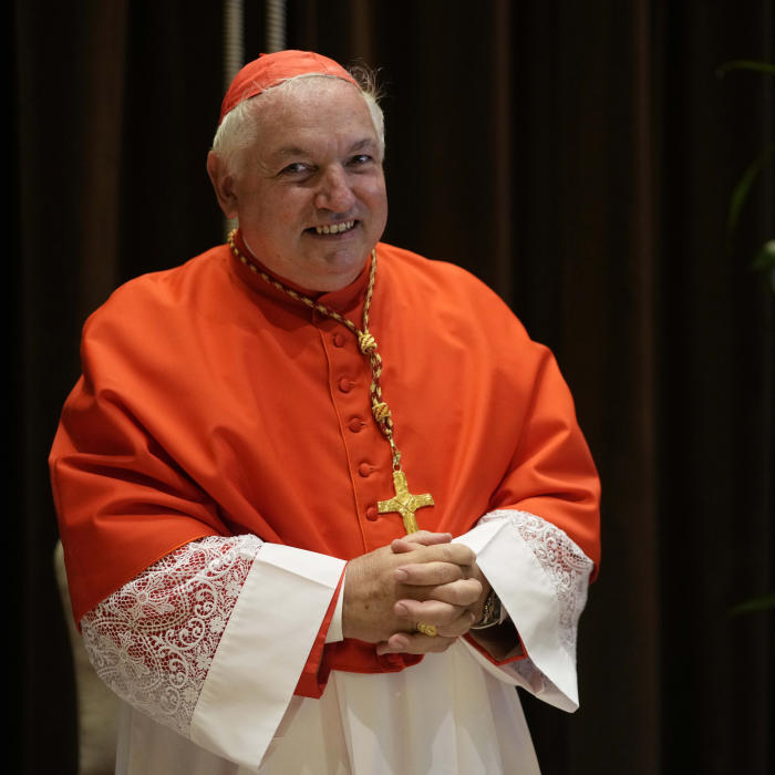 El cardenal Jean Marc Aveline con hábito cardenalicio rojo.