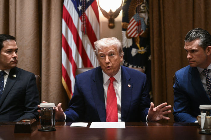 El presidente Trump habla en una reunión del gabinete con Marco Rubio y Pete Hegseth.