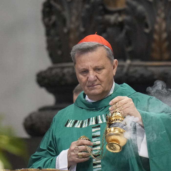 El cardenal Mario Grech incensando un altar.
