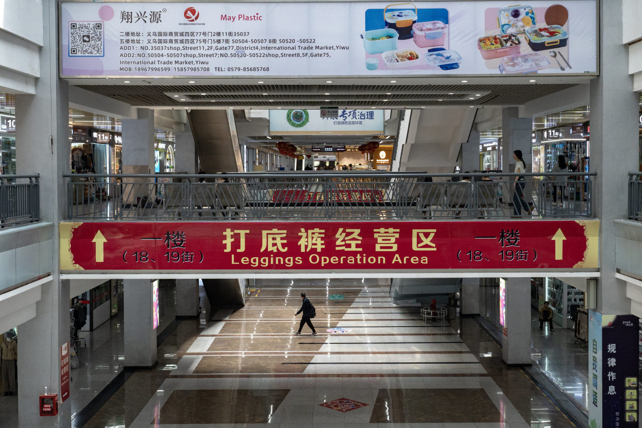 Vista interior de un pasillo en el mercado mayorista de Yiwu, que muestra un cartel que indica el área de operación de leggings.