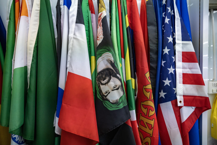 Muchas banderas internacionales colgando.