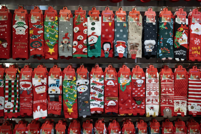 Calcetines navideños en venta.