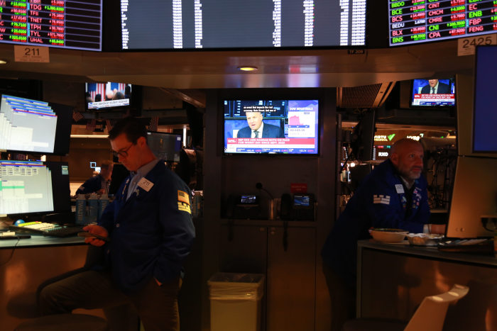 Comerciantes trabajando en el piso de la Bolsa de Valores de Nueva York.