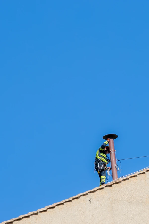 Instalan la chimenea por donde saldrá la "fumata blanca". Crédito: Daniel Ibáñez/ EWTN News