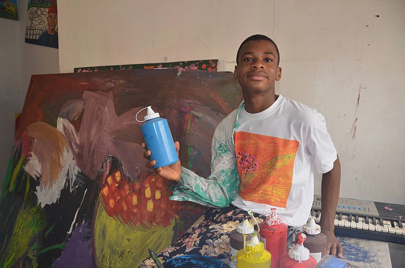 Kanyeyachukwu Tagbo Okeke establece el récord mundial Guinness por el lienzo de arte más grande del mundo.