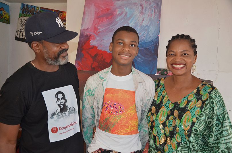 Kanyeyachukwu Tagbo Okeke con su familia.
