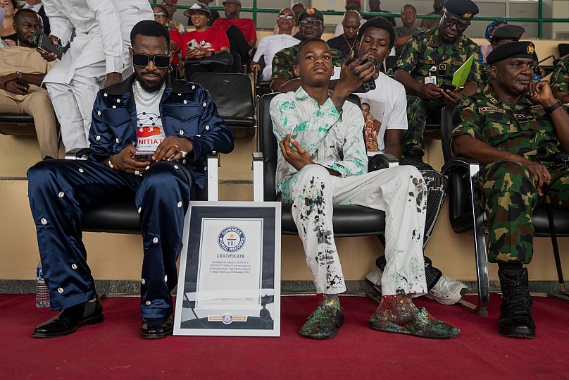 Kanyeyachukwu Tagbo-Okeke, en el centro, con el récord mundial Guinness, asiste al Día Mundial del Autismo en Abuja, Nigeria.